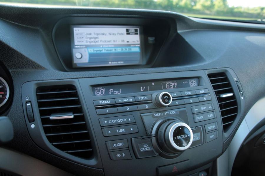 Детали интерьера Acura TSX V6 2010 года  (фото 17 из 87)
